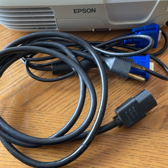 Epson PowerLite S9 3LCD Projector 2500 Lumens - Picture 9 of 9